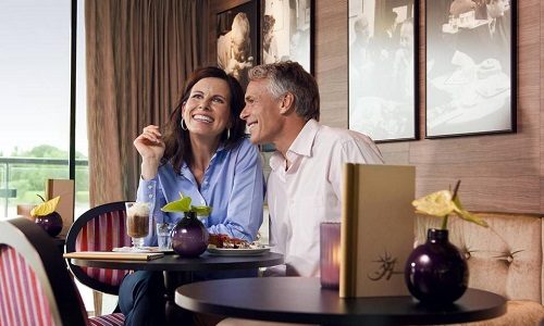 Gäste imCafe Vienna auf dem Flusskreuzfahrtschiff Amadeus Silver III