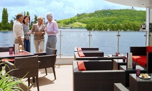 Gäste auf der River Terrasse auf dem Flusskreuzfahrtschiff Amadeus Silver III