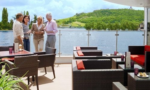 Gäste auf der River Terrasse auf dem Flusskreuzfahrtschiff Amadeus Silver II
