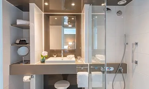 Blick ins Bad Amadeus Suite auf dem Flusskreuzfahrtschiff Anadeus Queen