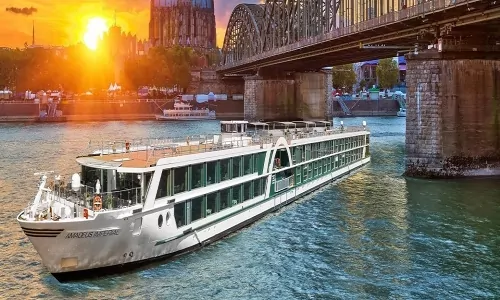 Amadeus Imperial auf dem Fluss unter der Brücke