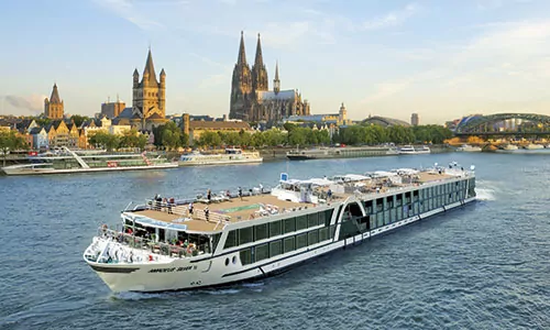 Amadeus Silver II auf dem Rhein vor Köln