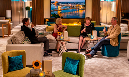 Panorama Bar Sitzgruppe mit Gästen auf dem Flusskreuzfahrtschiff Amadeus Star