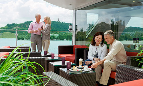 Gäste auf der River Terrace auf dem Luxus Kreuzfahrtschiff Amadeus Silver II