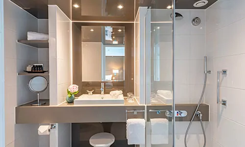 Badezimmer der Amadeus Suite auf dem Flusskreuzfahrtschiff