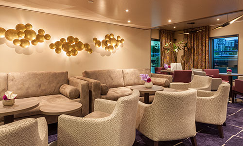 Gemütliche Sitzgruppe im Amadeus Club auf dem Flusskreuzfahrtschiff Amadeus Provence