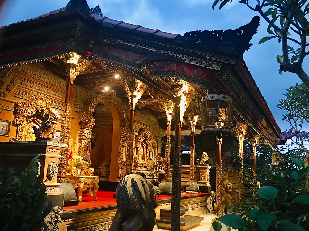 Bali beleuchteter Tempeleingang