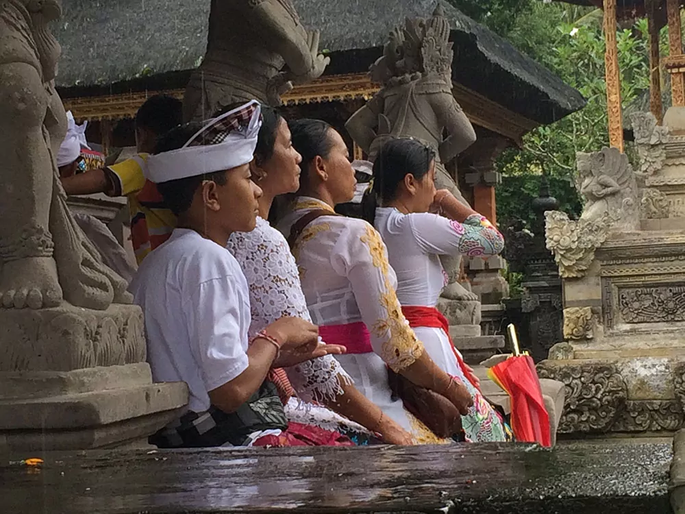 Bali - Balinesen im Tempel