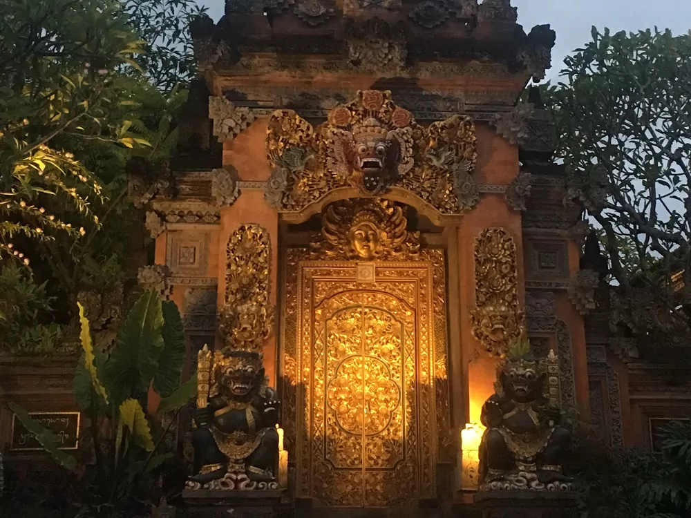 Bali - Eingang zum Tempel in goldfarbenem Licht
