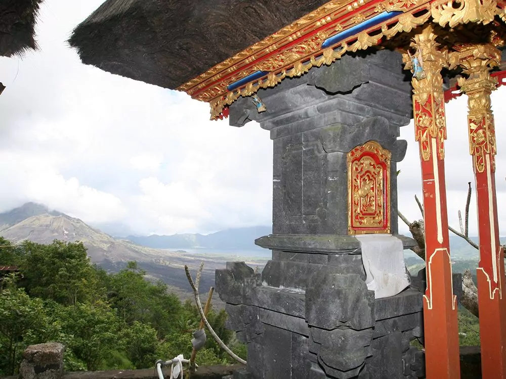 Bal - Blick vom Tempel auf Vulkankegel