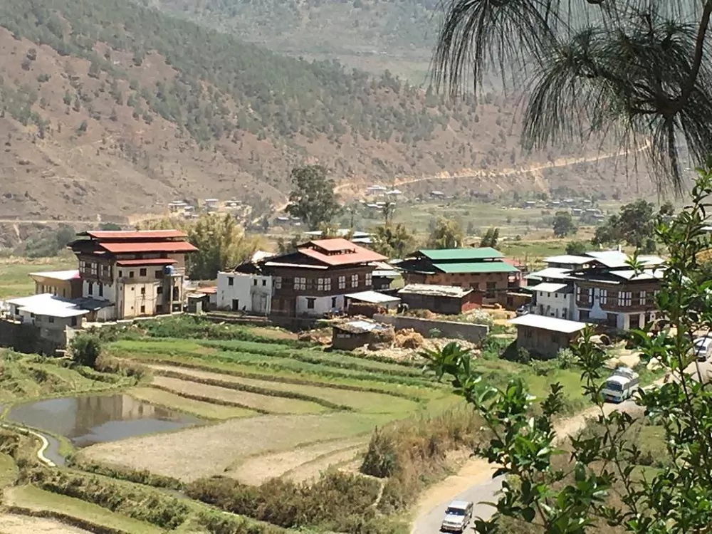 Bhutan Blick auf ein Dorf im Gebirge