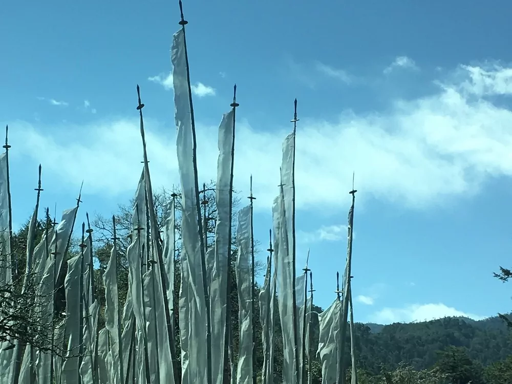 Bhutan Gebetsfahnen und blauer Himmel