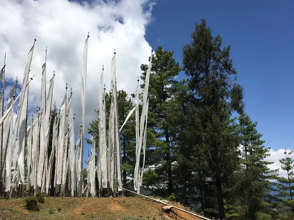 Bhutan Gebetsfahnen im Wind