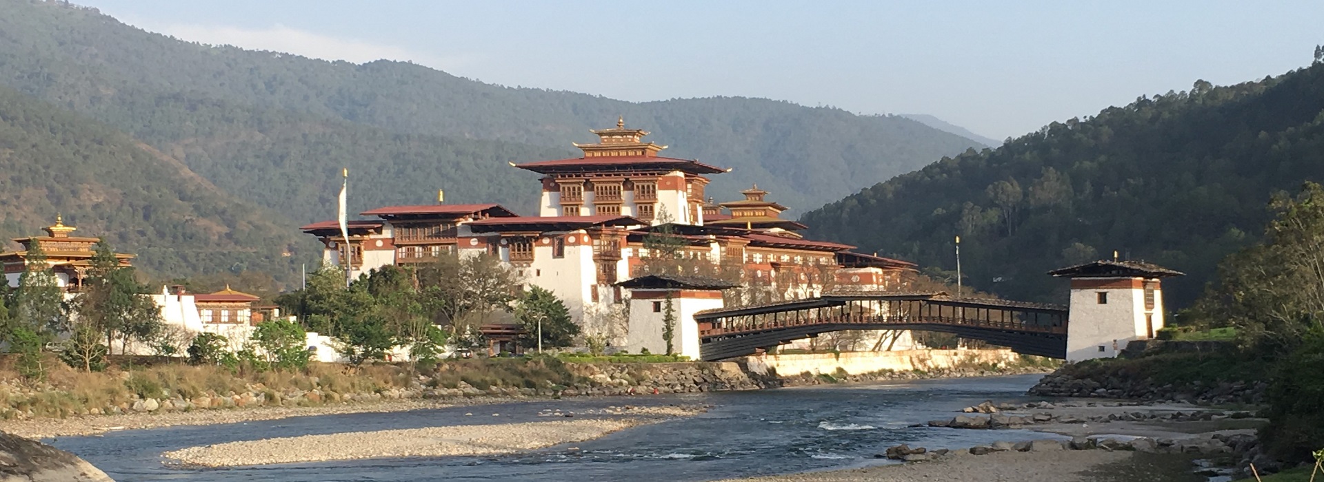 Bhutan Kloster am Fluss mit Brücke