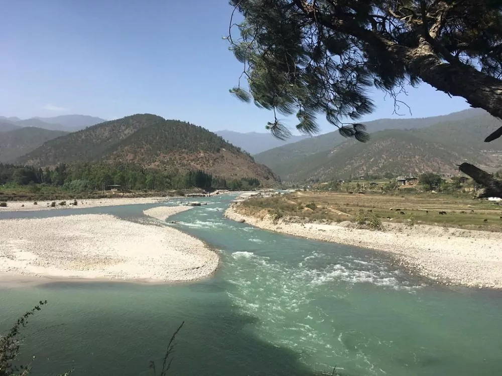 Landschaft und Fluss in Bhutan