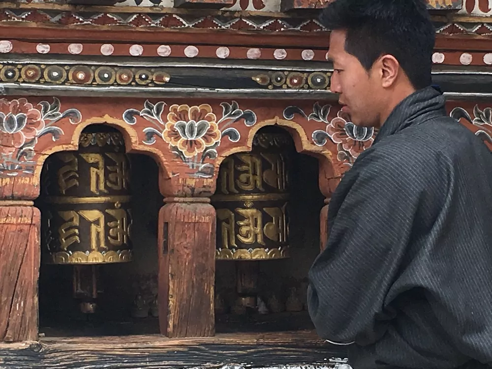 Bhutan Mann an Gebetsrollen