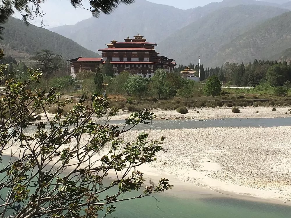 Bhutan Kloster am Fluss