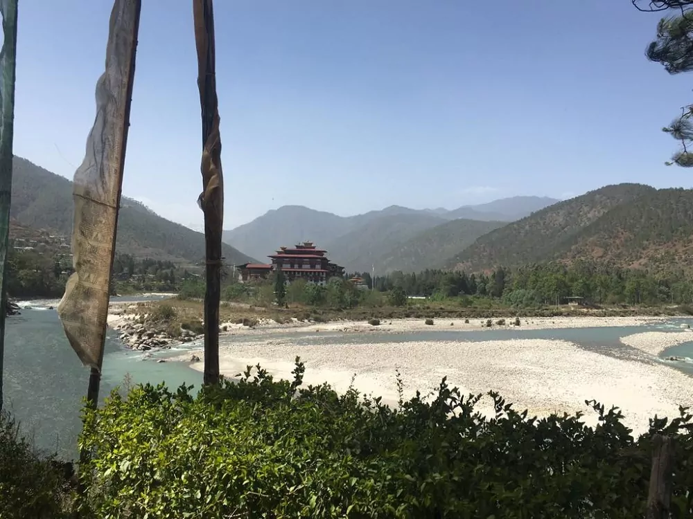 Bhutan Landschaft mit Kloster