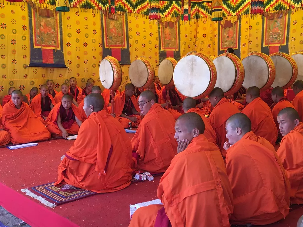 Mönche im Tempel in Bhutan