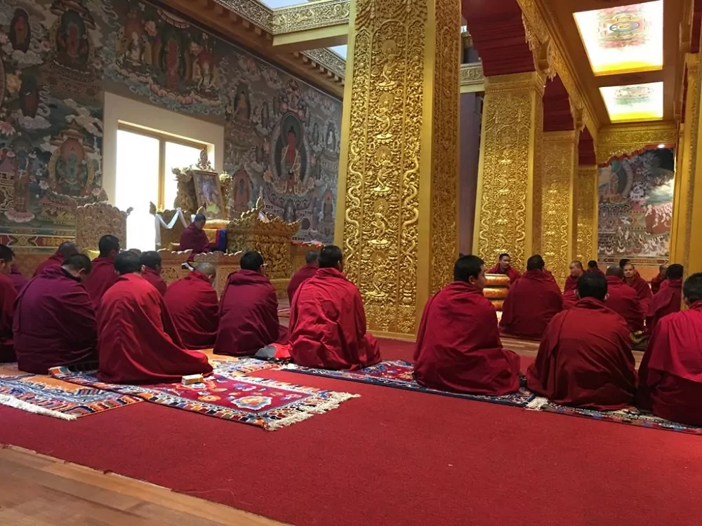 Bhutan Mönche beim Gebet
