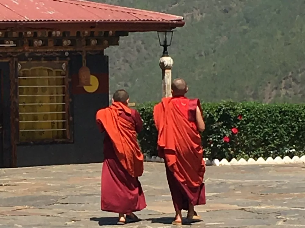 Zwei Mönche in Bhutan