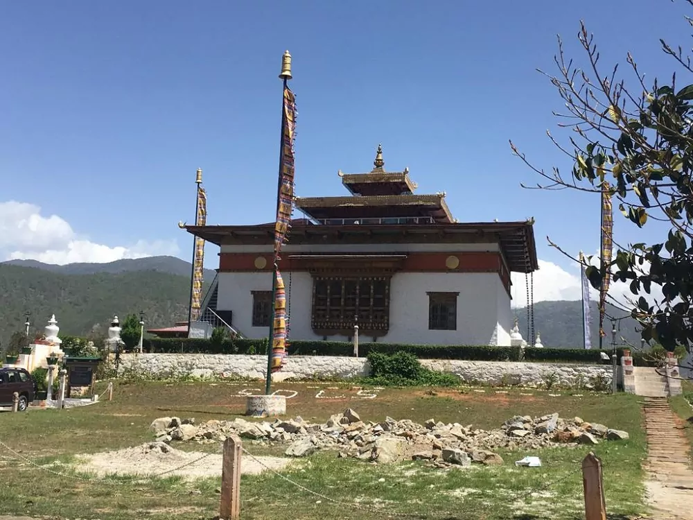 Tempel und Gebetsfahnen in Bhutan