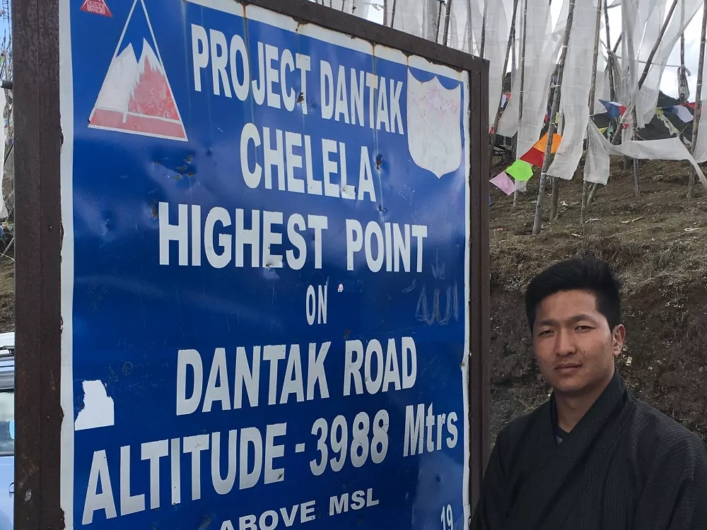 Strassenschild mit Hinweis höchster Punkt in Bhutan