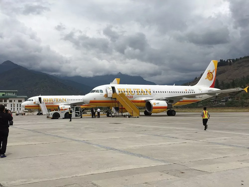 Zwei Maschinen der Bhutan Airlines