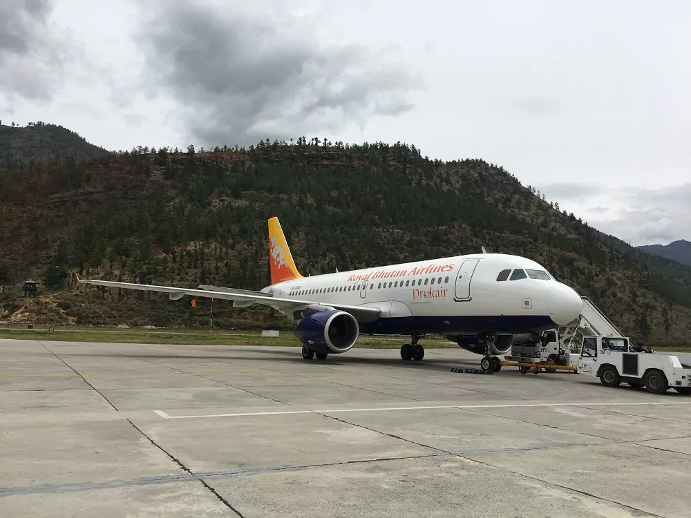 Bhuthan Drukair Maschine auf dem Rollfeld