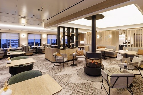 Club Lounge mit Sitzgruppen