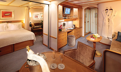 Wohnzimmer mit Essbereich und Blick ins Schlafzimmer der Commodore Suite auf der SeaDream I und SeaDream II