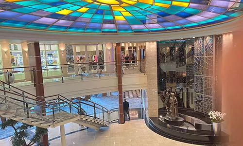 Atrium auf der Crystal serenity