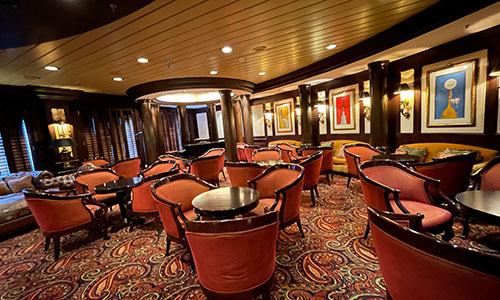 Sitzgruppen im Avenue Saloon auf Crystal Serenity