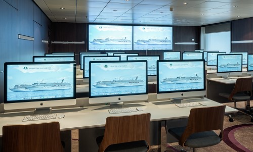 Computer Schulungsraum auf der Crystal Serenity