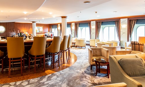 Bar Crystal Cove mit Sitzgruppen