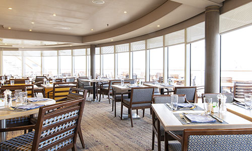 Marketplace Tischgruppen auf der Crystal Serenity