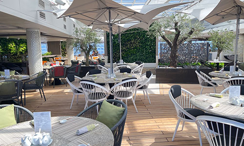 Tische im Tastes Restaurant