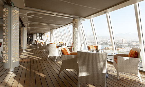 Sitzgruppen im Trident Grill vor großen Panorama Fenstern