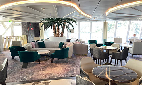 Palm Court Sitzgruppen auf der Crystal Serenity