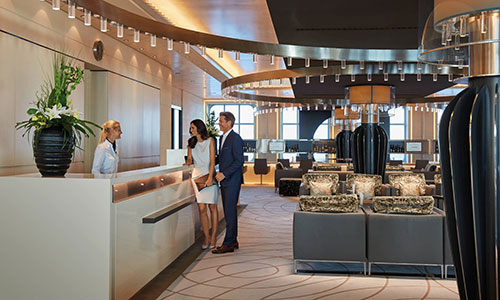 Atrium und Rezeption auf dem Kreuzfahrtschiff MS Europa 2