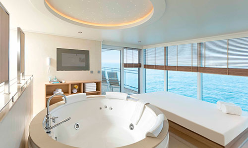 Whirlpool im Grand Penthouse auf dem Luxuskreuzfahrtschiff MS Europa 2
