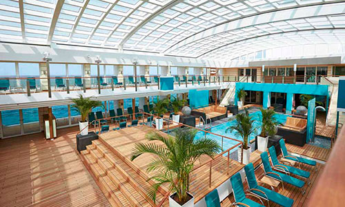 Pool umstanden von Liegen und Palmen auf der MS Europa 2