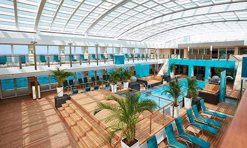 Pool umstanden von Liegen und Palmen auf der MS Europa 2