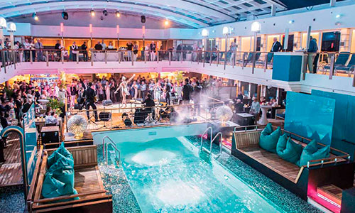 Pool Party auf dem Luxuskreuzfahrtschiff MS Europa 2