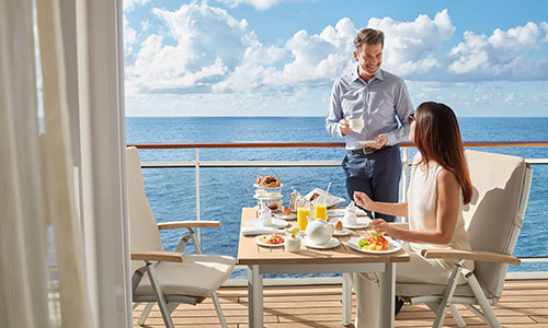 Frühstück auf der Veranda an Bord der MS Europa 2