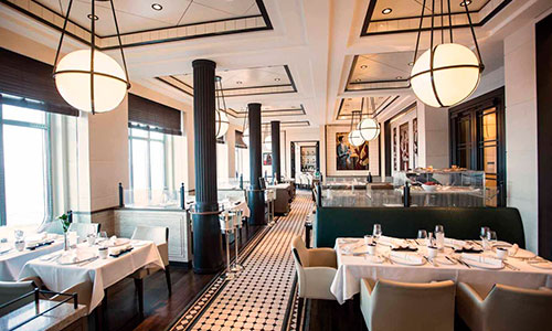 Blick in das Restaurant Tarragon auf dem Kreuzfahrtschiff MS Europa 2