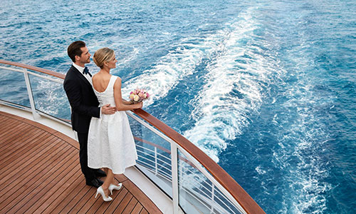 Paar an der Reeling mit Blick aufs Meer auf der MS Europa 2