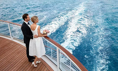 Paar an der Reeling mit Blick aufs Meer auf der MS Europa 2