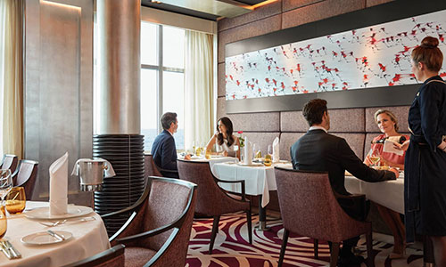 Gäste im Restaurant Weltmeere auf dem Kreuzfahrtschiff MS Europa 2