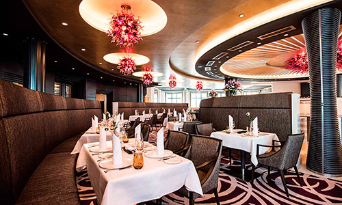 Elegant gedeckte Tische im Restaurant Weltmeere auf dem Kreuzfahrtschiff MS Europa 2